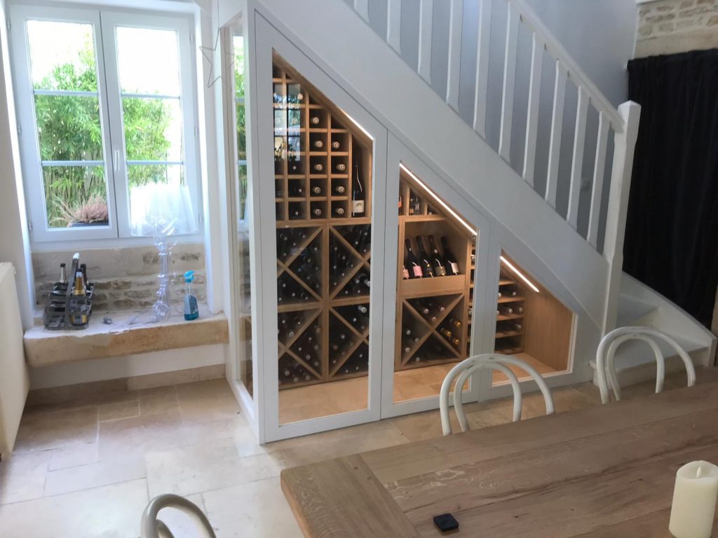 Cave  à vin sous escalier