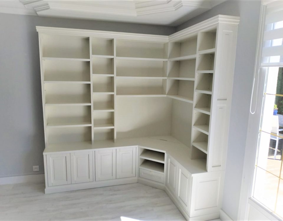 Jolie bibliothèque avec espace télé. En partie haute du meuble vous retrouvez des niches ouvertes, tandis qu'en partie basse ce sont des rangement avec porte.