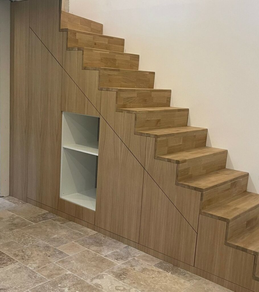 Aménagement sous-escalier : l'installation d'un meuble sur mesure -  Architecture & design