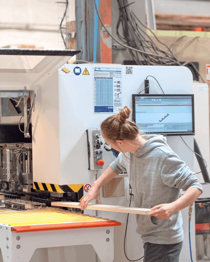 Machine à commande numérique en activité dans l'atelier Brodie Agencement à Biéville-Beuville - savoir-faire menuiserie agencement