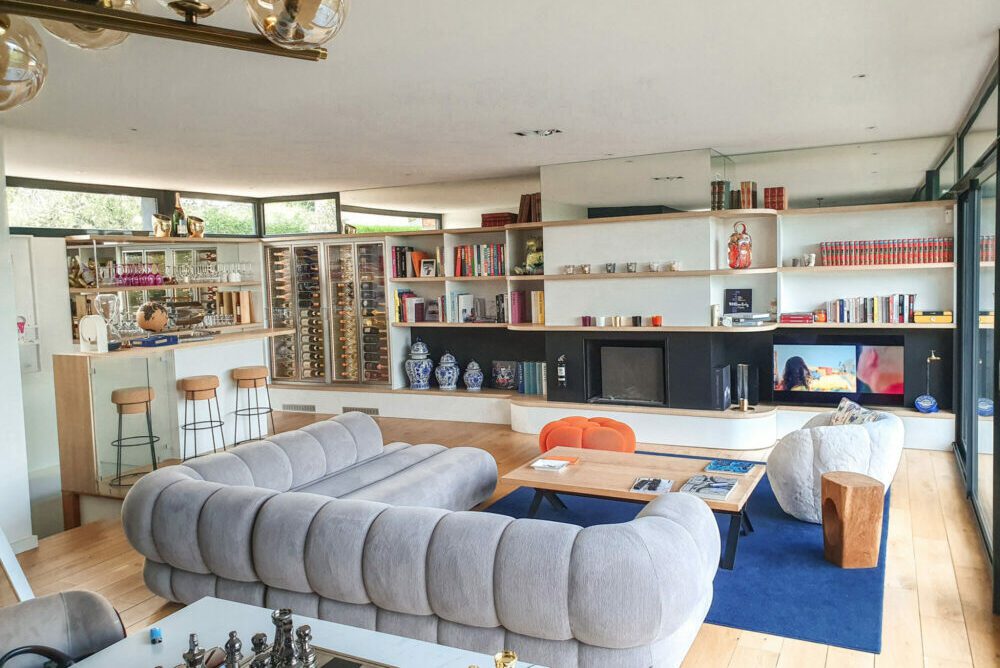 Agencement intérieur sur mesure Caen - salon avec bibliothèque et bar