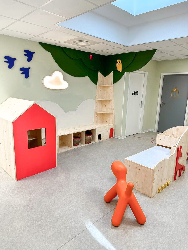 Agencement salle d'attente sur mesure pour enfant - agencement sur mesure pour professionnels