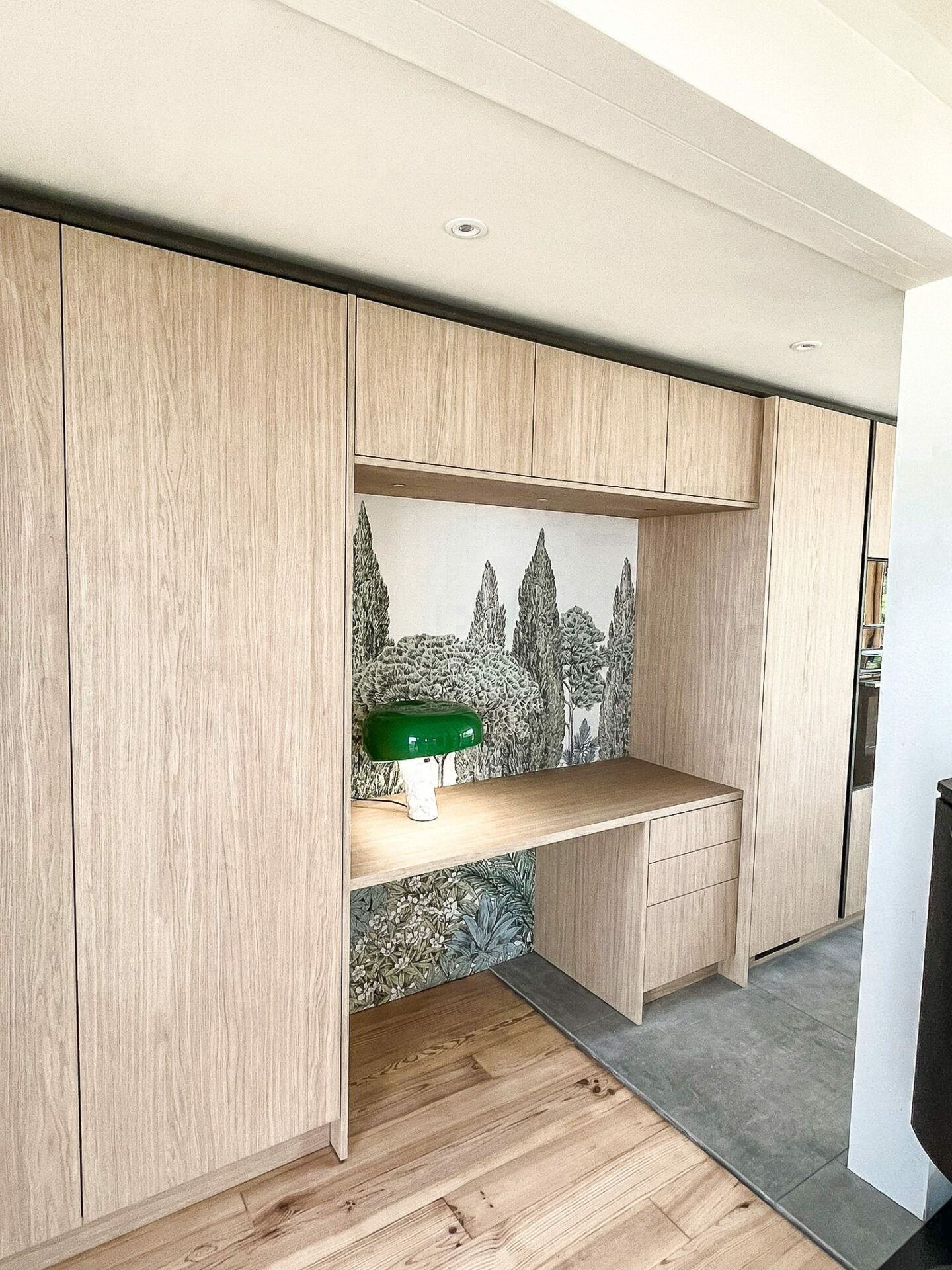 Placards et bureau - agencement séjour sur mesure bois clair