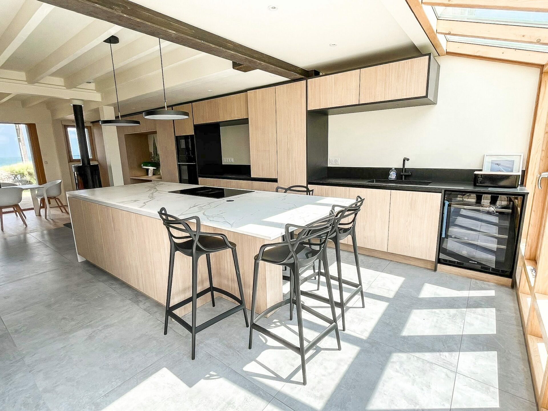 Cuisine sur mesure à Caen avec îlot central en marbre et façades bois clair - contact agencement sur mesure Caen