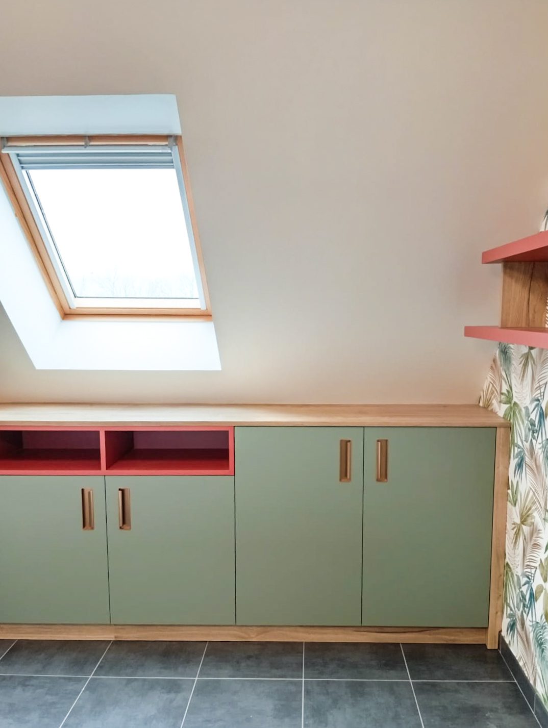 Aménagement sous pente salle de bain sur mesure vert et bois