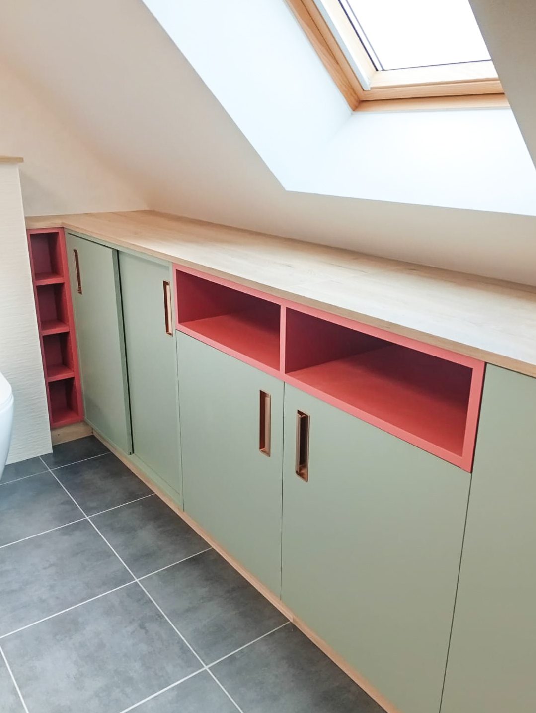 Aménagement sous pente salle de bain sur mesure vert et bois