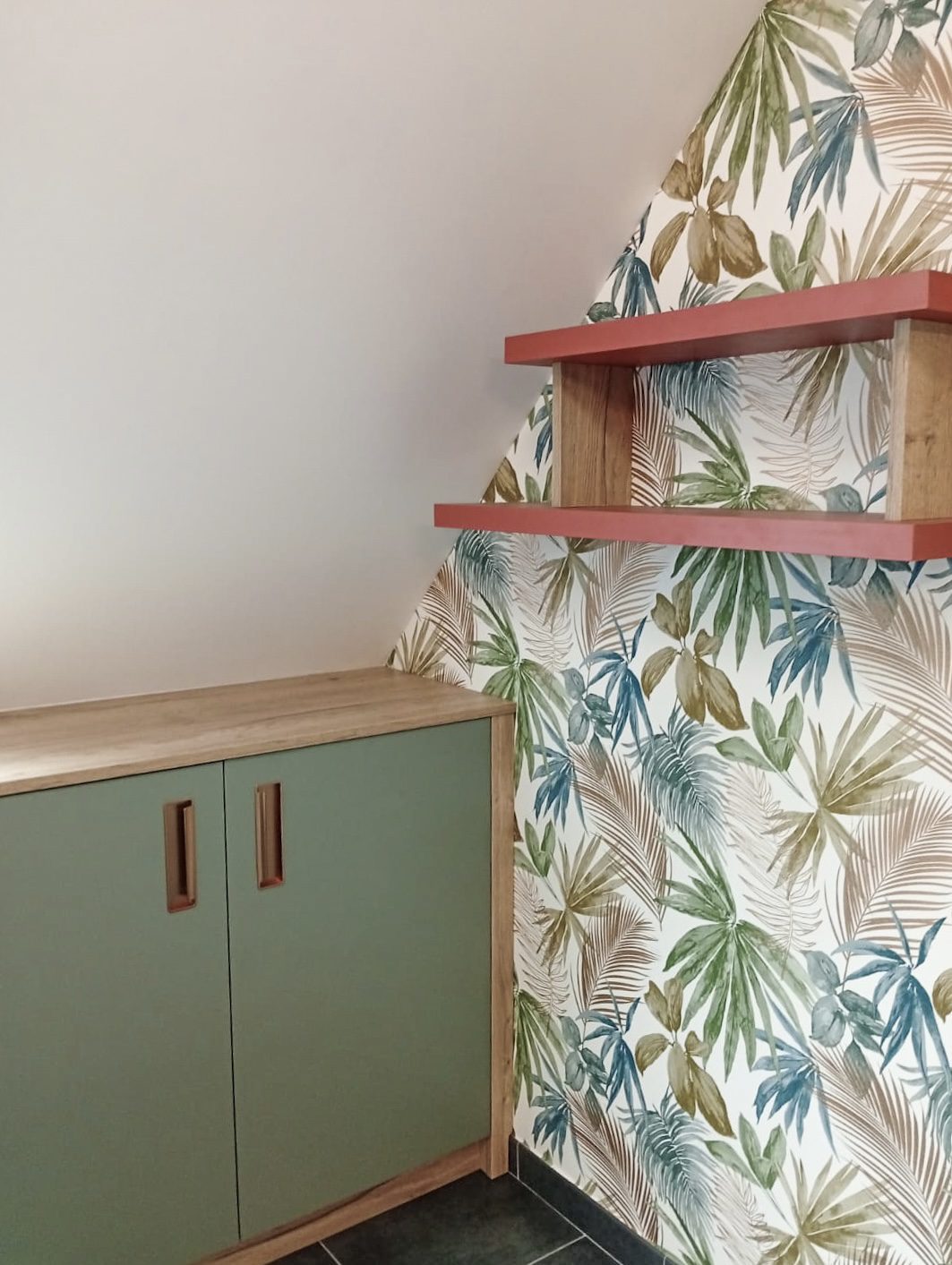 Aménagement sous pente salle de bain sur mesure vert et bois