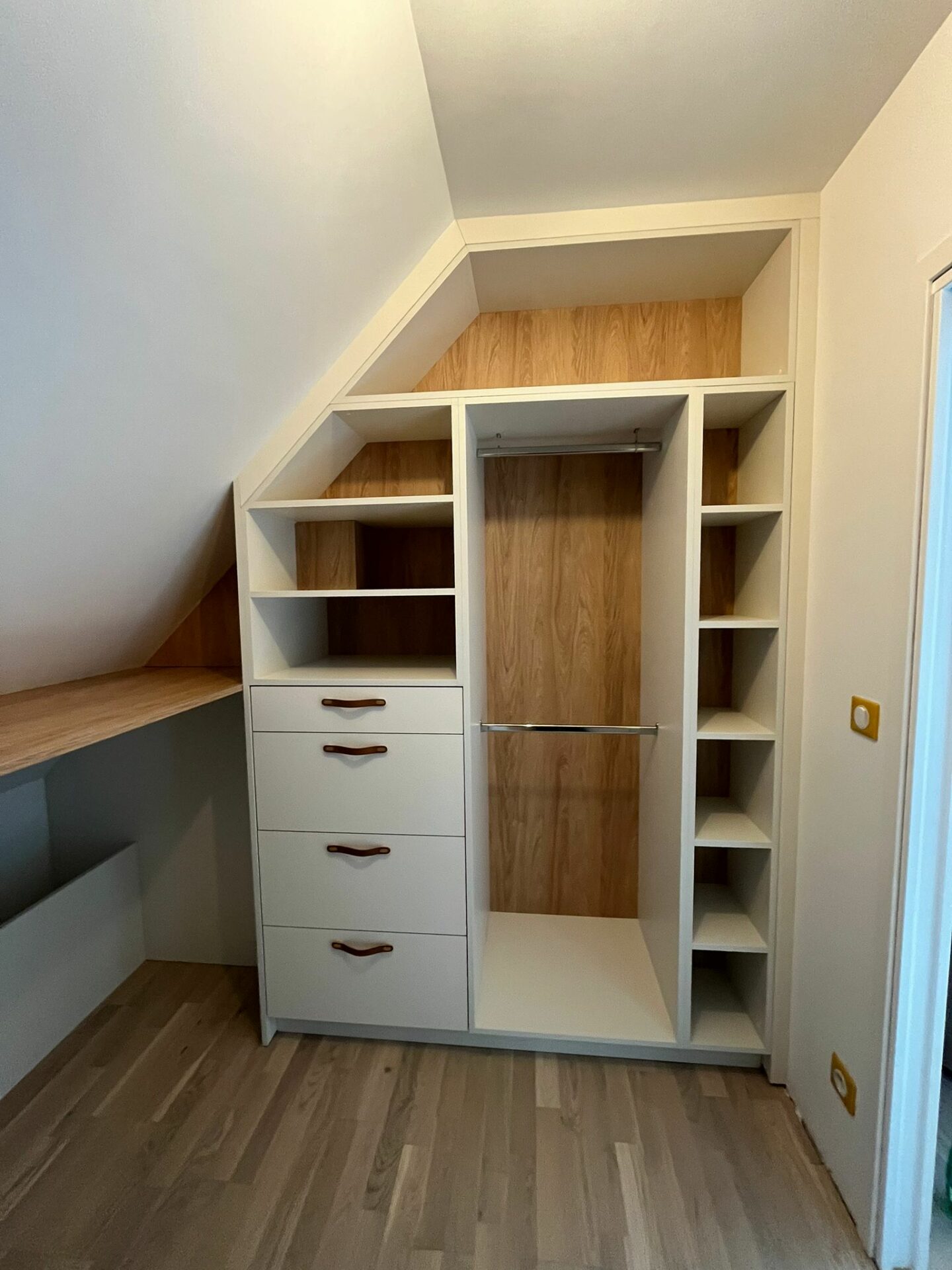 Pièce dressing sur mesure avec penderies, tiroirs et rangements intégrés pour organiser vêtements et accessoires au quotidien.