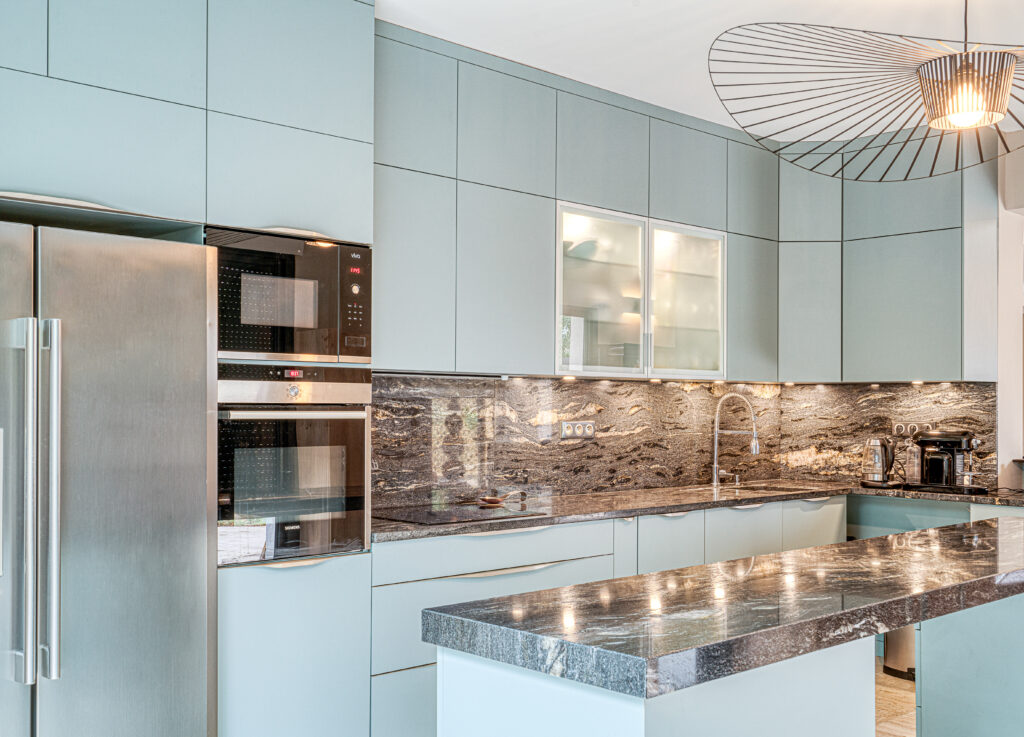 Cuisine sur mesure bleu gris